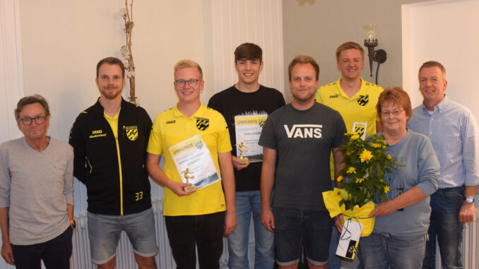 Jahreshauptversammlung TSV Lohberg 1200 Geehrte und Gewählte beim TSV Lohberg v.l.n.r.: Herbert Brinke, Frederik Düsing (beide 25 Jahre im Verein), Cederic Rosebrock-Heemsoth (Fußballer des Jahres Herren), Tom Kaiser (Fußballer des Jahres Junioren), Manuel Otten (25 Jahre), Steffen Lühning (neuer 2. Vorsitzender), die scheidende Vorsitzende Heidi Frede und der neue Vorsitzende Lars Rosebrock-Heemsoth.